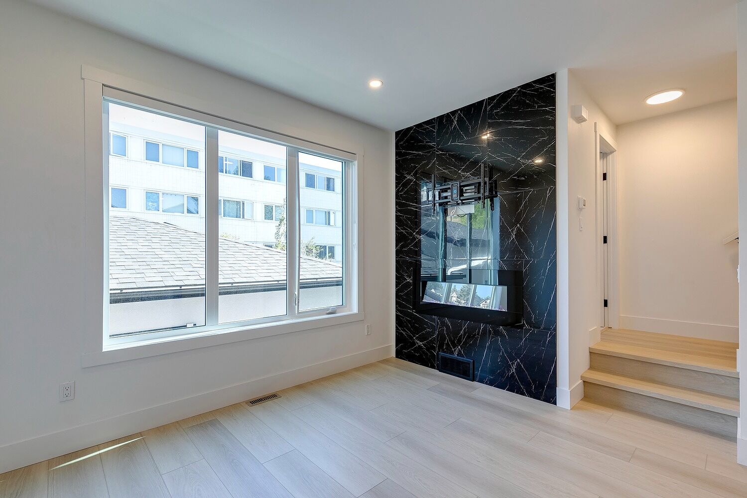 4 - 4 - 516 5 St NE