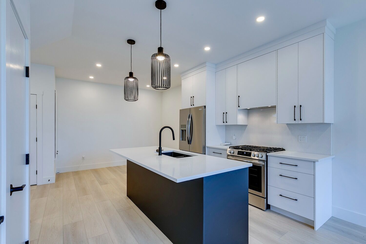 4 - 4 - 516 5 St NE