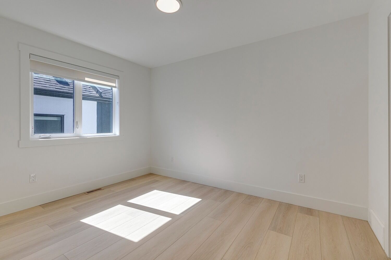 4 - 4 - 516 5 St NE