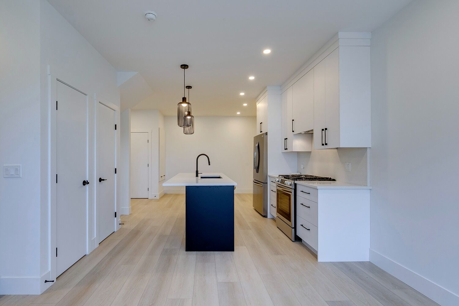 4 - 4 - 516 5 St NE
