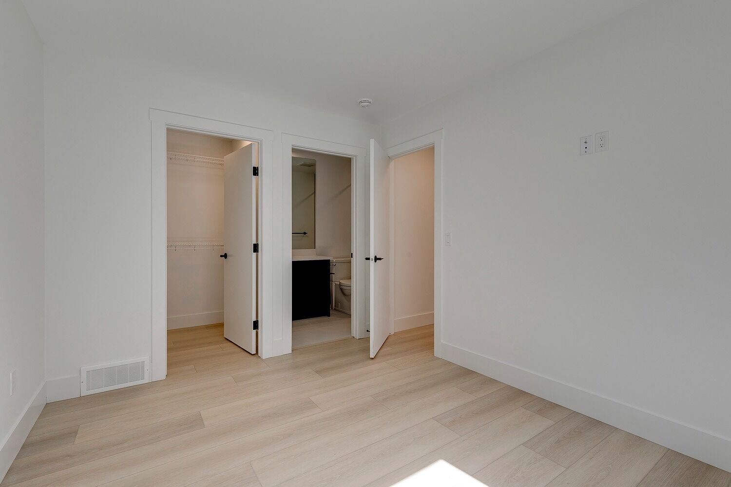 4 - 4 - 516 5 St NE