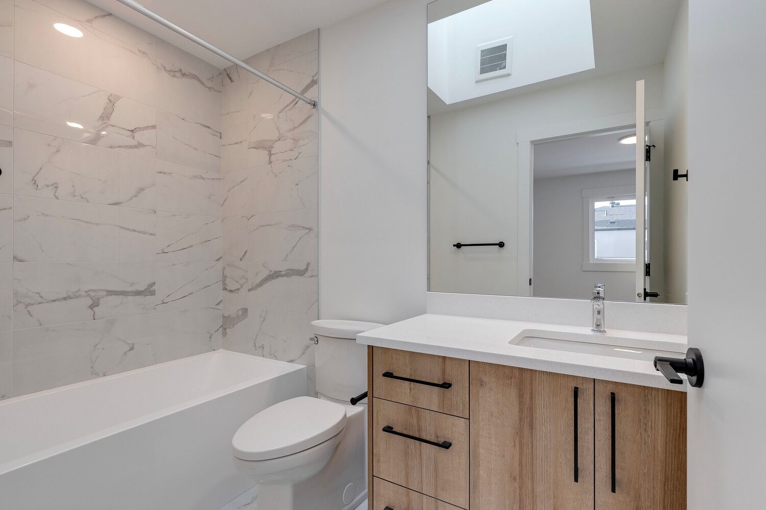 BRAND *NEW* LUXURY TOWNHOUSE - 2 bedroom 2.5 bathrooms