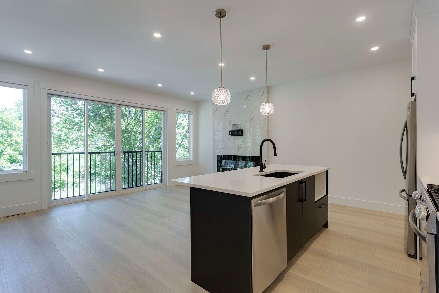 Brande New Luxury Townhomes for Rent – HUGE private yard!