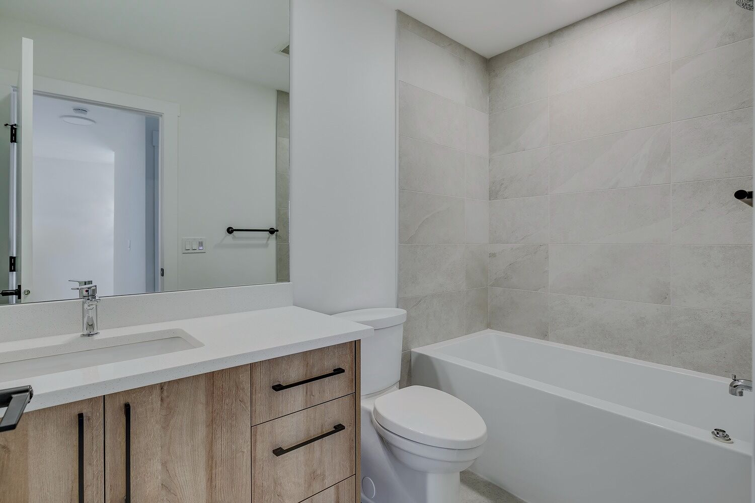 Luxury townhome 2 Bedroom plus Den