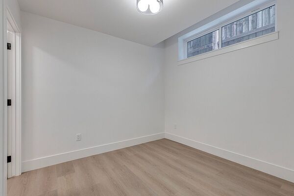 BRAND *NEW* LUXURY 1 BEDROOM BASEMENT SUITE