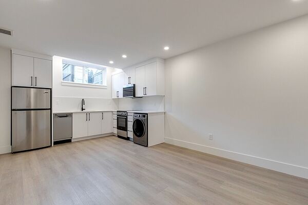 BRAND *NEW* LUXURY 1 BEDROOM BASEMENT SUITE