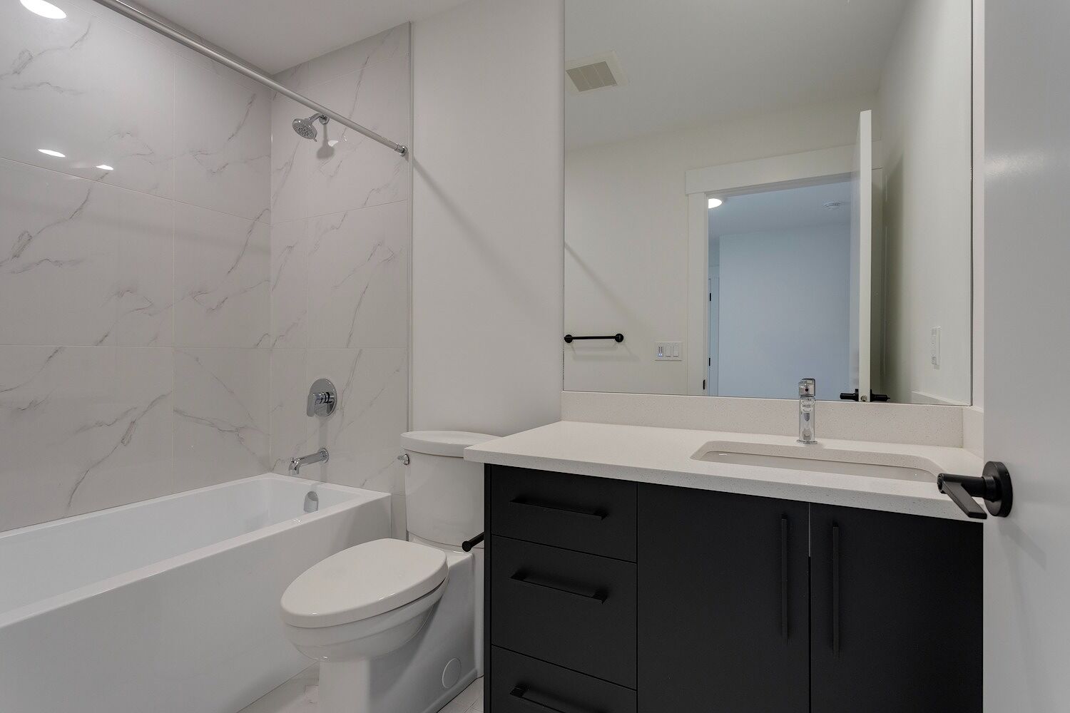 Brande New Luxury Townhomes for Rent – HUGE private yard!